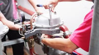 Filling and emptying station