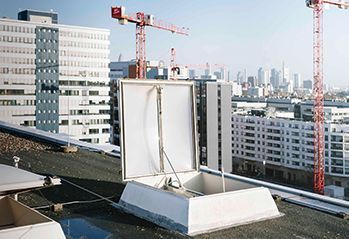 Geöffnete Rauchabzugskuppel auf einem Gebäudedach