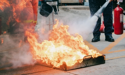 Aufgaben eines Brandschutzhelfers-Entstehungsbrand löschen-CWS Fire Safety