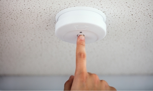 brandschutz in wohngebäuden-rauchmelder regelmäßig testen-CWS Fire Safety
