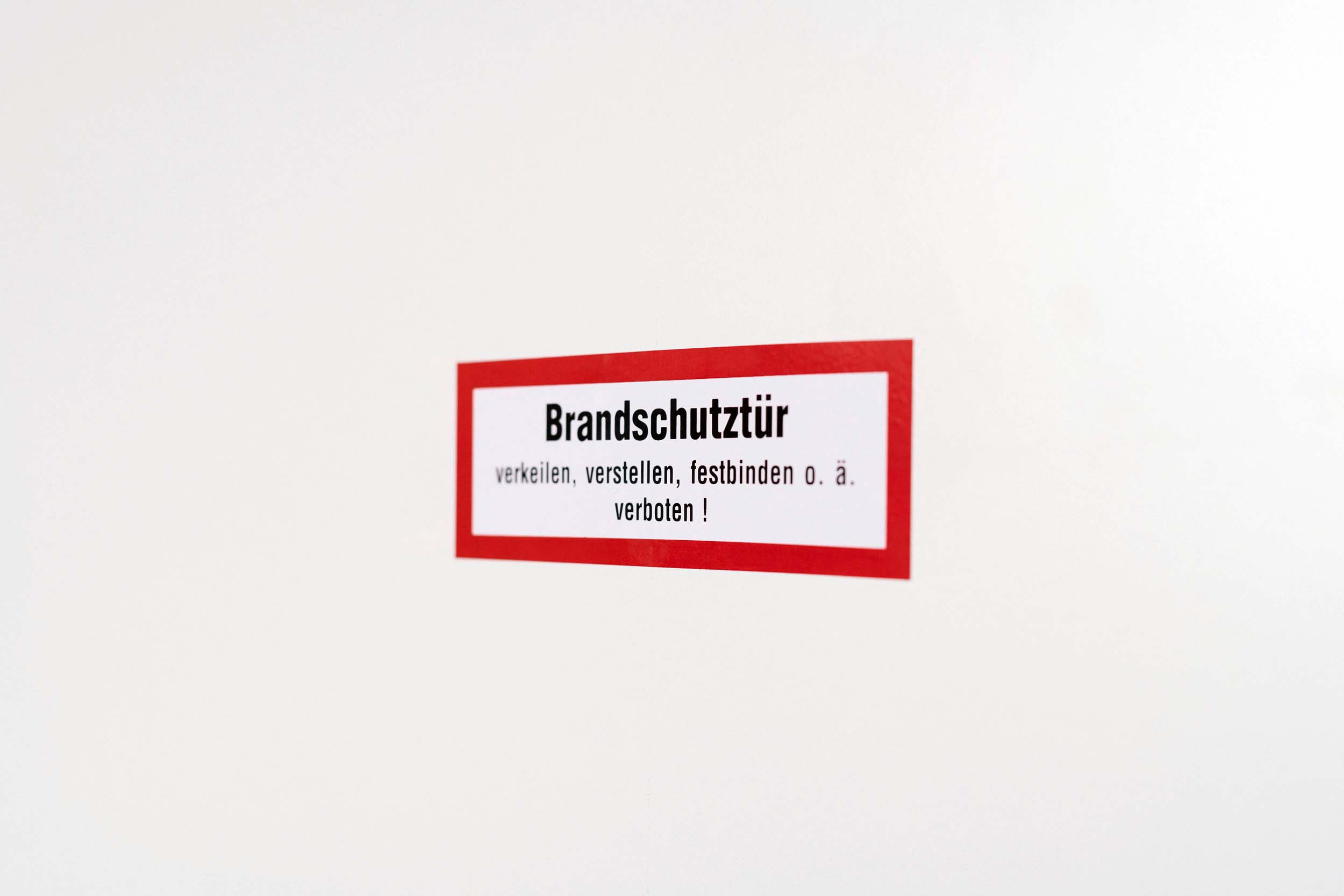 Brandschutztür verkeilen verboten - Brandschutztür verkeilen strafbar