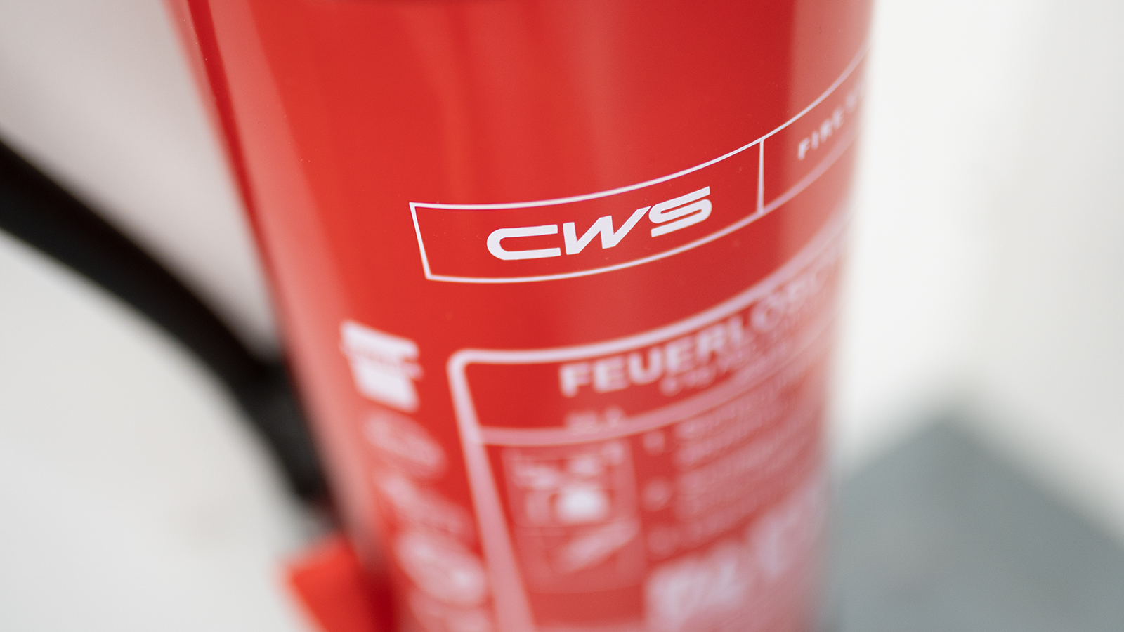 Brandschutztechniker bei CWS Fire Safety - Feuerlöscher
