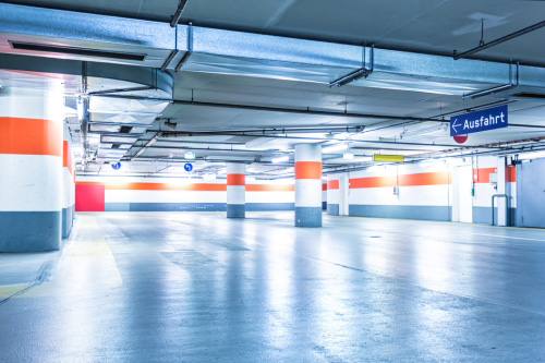 Unabhängig von der gewählten Entrauchungsmethode ist regelmäßige Wartung unerlässlich, um eine zuverlässige Entrauchung der Tiefgarage im Ernstfall sicherzustellen.   Gemäß den Vorschriften ist eine jährliche Wartung erforderlich, die sicherstellt, dass alle Komponenten der Entrauchungsanlage ordnungsgemäß funktionieren. Zusätzlich dazu muss bei maschinellen Entrauchungsanlagen eine jährliche Sichtkontrolle durch den Betreiber durchgeführt werden, um potenzielle Probleme frühzeitig zu erkennen und zu behebe