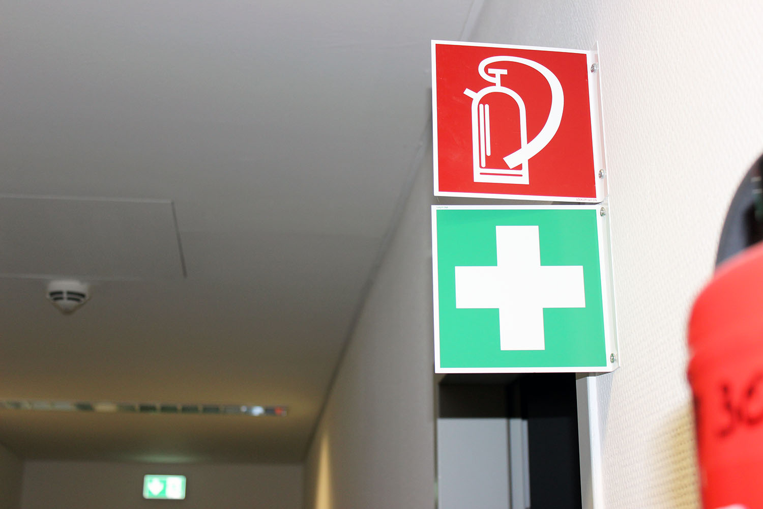 Feuerlöscher aufhängen-Feuerlöscher-Montage-Kennzeichnung-CWS Fire Safety