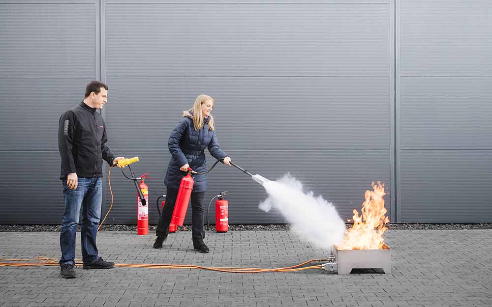 Feuerlöscher-Unterweisung-Feuerlöscher-Schulung im Detail-am Fire-Trainer-CWS Fire Safety