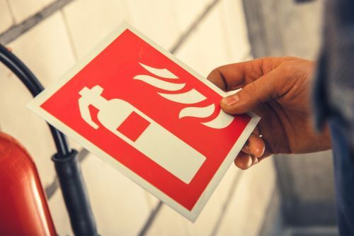 Feuerlöschübungen-Richtiger Umgang mit Feuerlöscher lernen