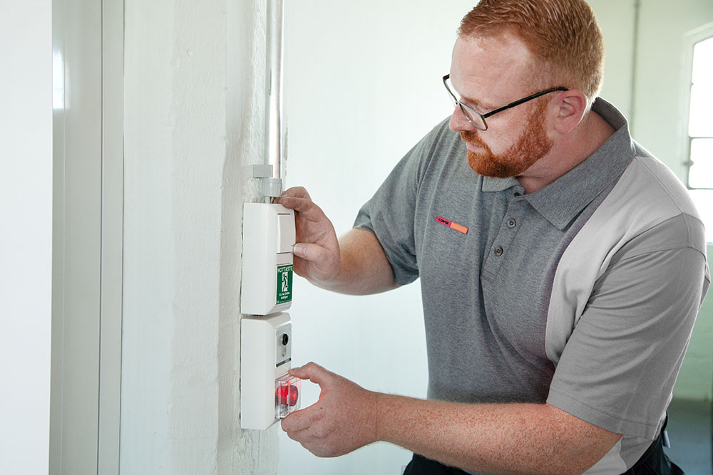 Fluchttürsicherung Installation & Nachrüstung - CWS Fire Safety