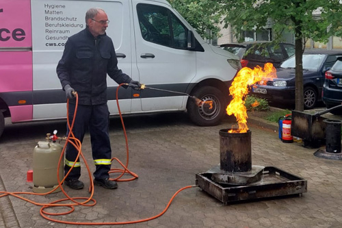 Ingo BEH-Schulung Feuerlöschübung