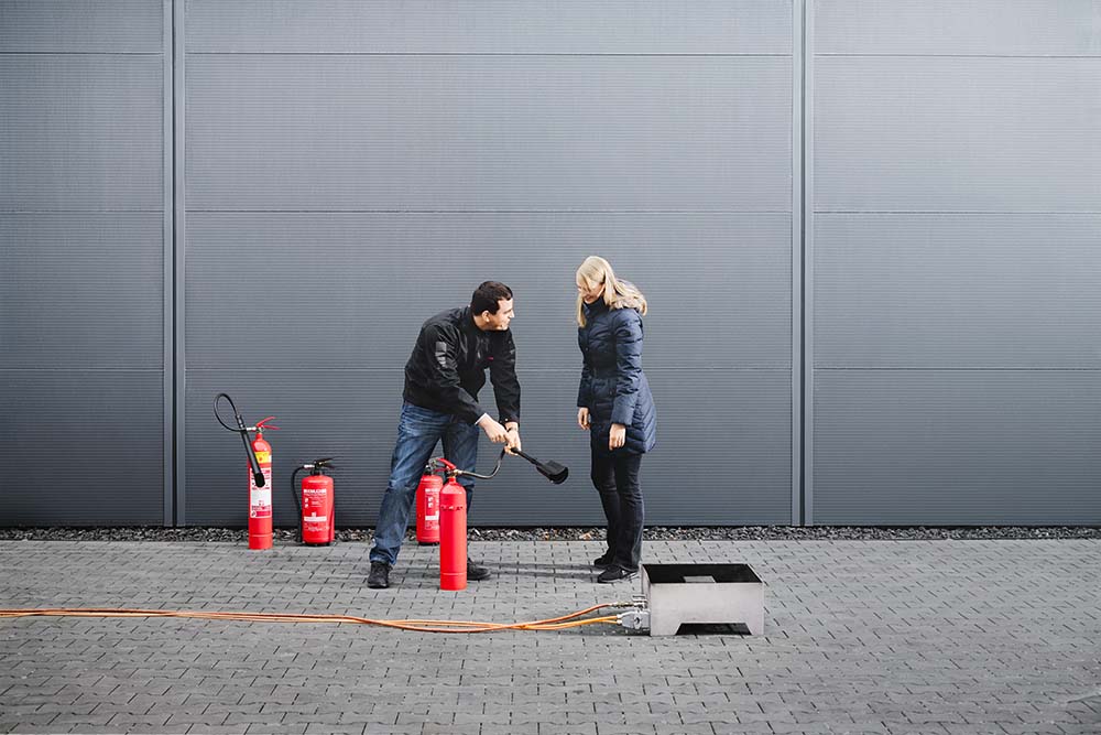 Praktische Feuerlöschübung im Betrieb von CWS Fire Safety