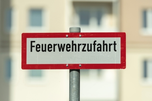 Richtige Verhalten im Brandfall-Feuerwehrzufahrt-S-c