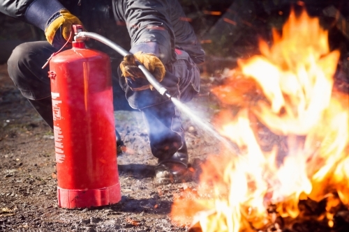 Was macht ein Brandschutzhelfer-Löschen eines Entstehungsbrandes-CWS