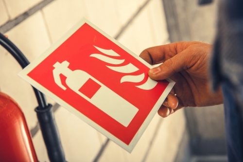 Wie lässt sich ein Feuer löschen-S-c